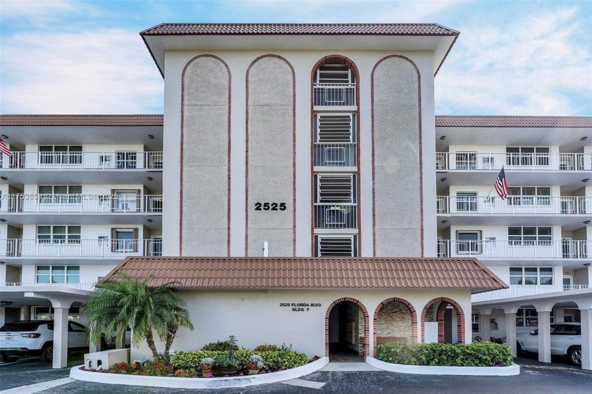 great unit on top floor, spacious 2 bed 2 bath all laminate - Beach Condo for sale in Delray Beach, Florida on Beachhouse.com