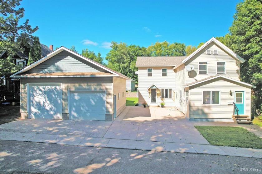 Welcome to this charming, well-maintained 3-bedroom, 2-bathroom - Beach Home for sale in Lake Linden, Michigan on Beachhouse.com