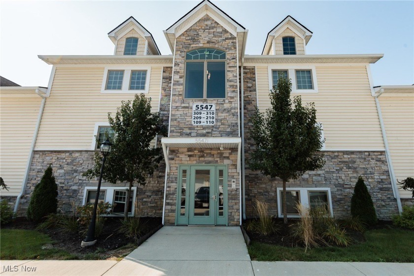 Welcome to this beautiful two-story lofted condo located in the - Beach Condo for sale in Lorain, Ohio on Beachhouse.com