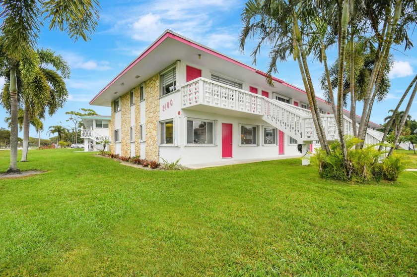 This is a must see! Ground floor, corner unit with lake views - Beach Condo for sale in Lake Worth, Florida on Beachhouse.com