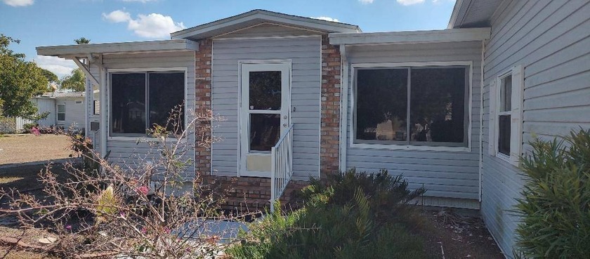 THIS HOME IS LOOKING FOR A NEW OWNER! OFFERING AN ATTACHED - Beach Home for sale in North Fort Myers, Florida on Beachhouse.com