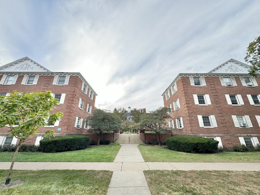 Welcome to 336 Ridge Ave #1 in the heart of Evanston! Spacious 2 - Beach Home for sale in Evanston, Illinois on Beachhouse.com