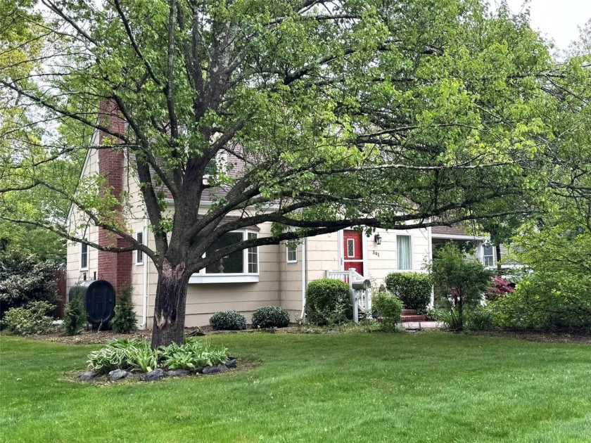 A cheerful, charming and refreshed home with brand new kitchen - Beach Home for sale in Brightwaters, New York on Beachhouse.com