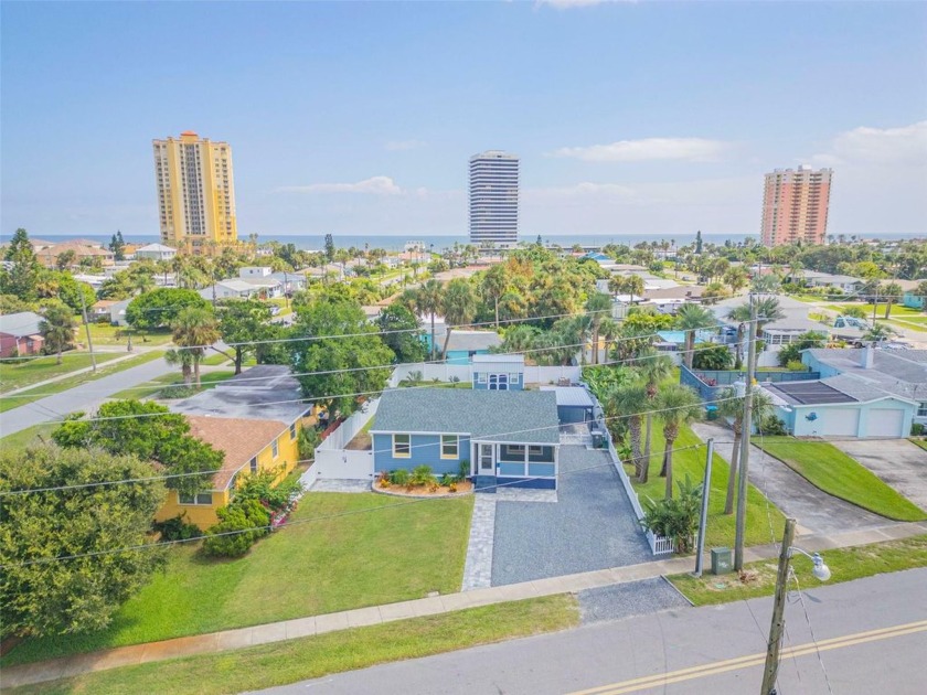 Cute as can be! Enjoy walks on the beach or a dip in the ocean - Beach Home for sale in Daytona Beach, Florida on Beachhouse.com