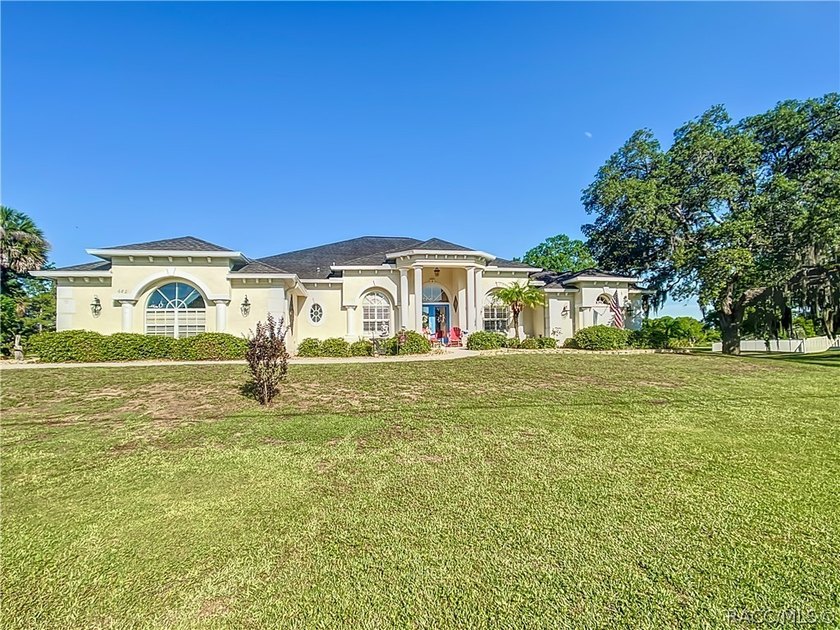 Truly a SHOWCASE home! This home was built to entertain with a - Beach Home for sale in Crystal River, Florida on Beachhouse.com