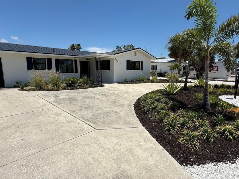 Beautifully renovated 3 bedroom 3 bath house. Everything you are - Beach Home for sale in Palmetto, Florida on Beachhouse.com