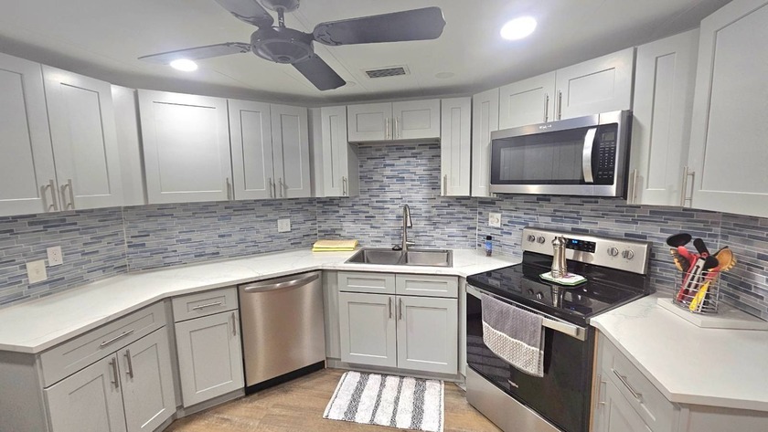 ***Emergency forces sale.*** Fantastic triple wide home. 2 brms - Beach Home for sale in Largo, Florida on Beachhouse.com