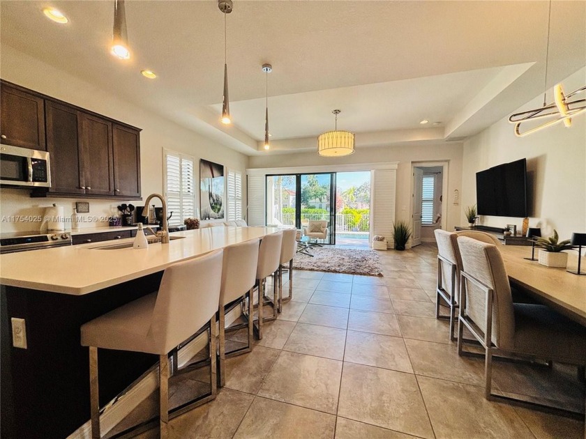 3 bedrooms 2.5 bathrooms plus office it is perfect to entertain - Beach Home for sale in Coral Springs, Florida on Beachhouse.com