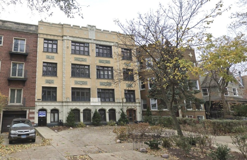 Charming top-floor Rogers Park studio just steps from the - Beach Lot for sale in Chicago, Illinois on Beachhouse.com