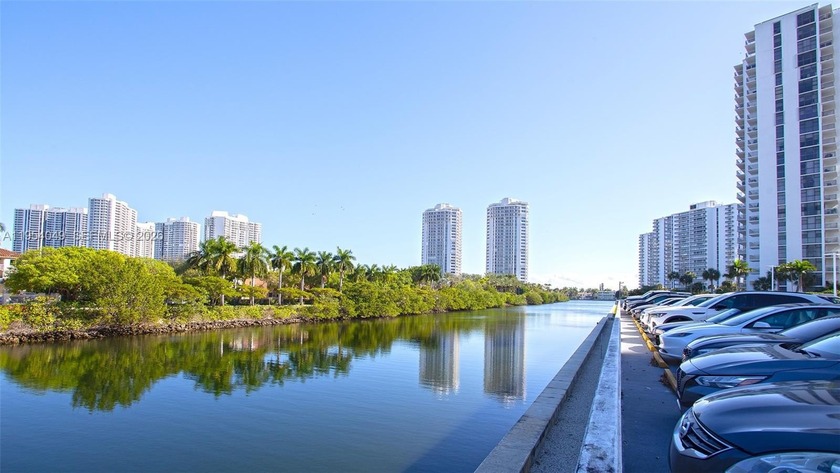 Beautiful 2-bedroom, 2-bathroom condominium located on the 11th - Beach Condo for sale in Aventura, Florida on Beachhouse.com
