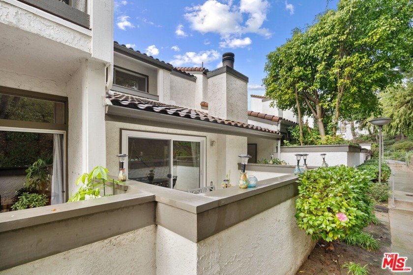 Rare 3 bedroom, 3 bath townhome now available. Featuring a - Beach Townhome/Townhouse for sale in Pacific Palisades, California on Beachhouse.com
