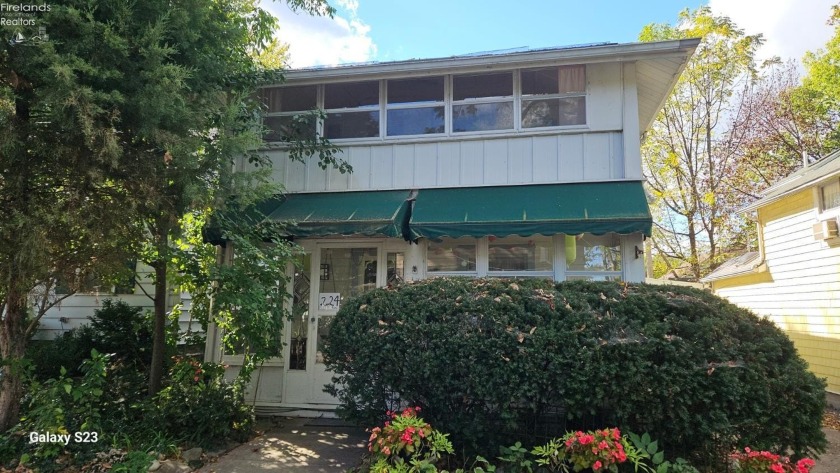 This inviting home boasts a charming front porch complete with a - Beach Home for sale in Lakeside, Ohio on Beachhouse.com