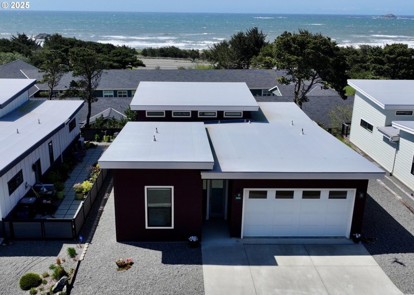Experience coastal living at its finest in this stunning - Beach Home for sale in Gold Beach, Oregon on Beachhouse.com