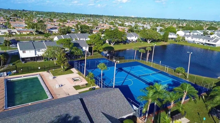 Spacious 2 bedroom 1.5 bathrooms FOR SALE . Great living area - Beach Townhome/Townhouse for sale in Greenacres, Florida on Beachhouse.com