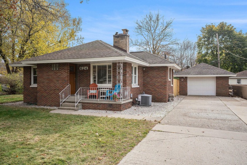 Discover this enchanting 3 bedroom, 1 bathroom residence in - Beach Home for sale in Spring Lake, Michigan on Beachhouse.com