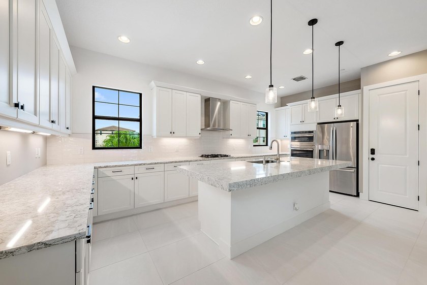 Absolutely stunning LAKEFRONT CORNER UNIT townhouse built in - Beach Townhome/Townhouse for sale in Palm Beach Gardens, Florida on Beachhouse.com