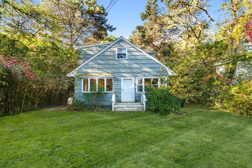 This 4 bedroom, 2 bath beach cottage is the perfect retreat for - Beach Home for sale in Amagansett, New York on Beachhouse.com