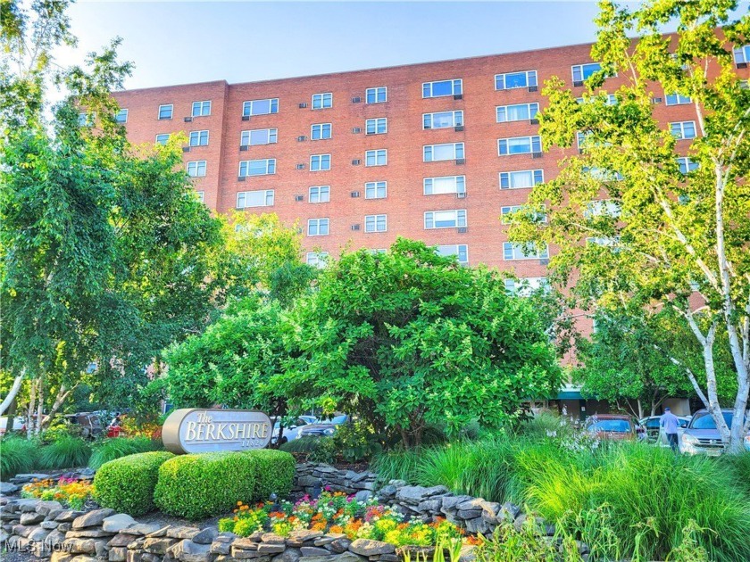 Rare Berkshire Condominium with bonus room on the popular Gold - Beach Condo for sale in Lakewood, Ohio on Beachhouse.com