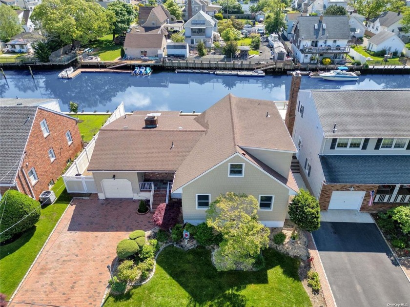 Boating community lifestyle, don't miss out! Embrace waterfront - Beach Home for sale in Baldwin, New York on Beachhouse.com