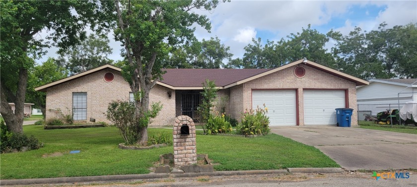 Spacious home in Port Lavaca on a large corner lot. This great - Beach Home for sale in Port Lavaca, Texas on Beachhouse.com