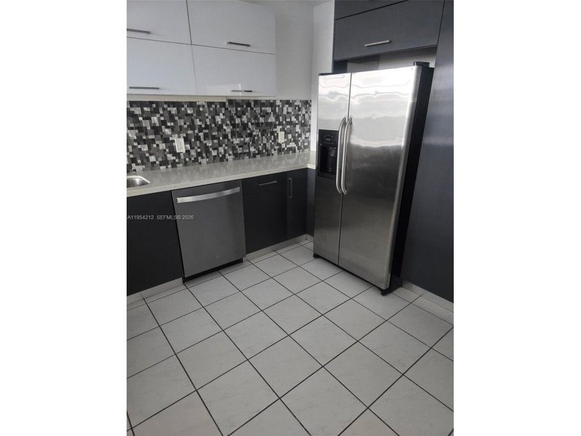 BEAUTIFUL 1/1 UNIT IN GREAT LOCATION. OPEN KITCHEN WITH SS - Beach Condo for sale in Miami, Florida on Beachhouse.com