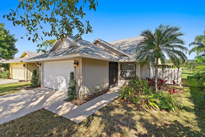 Welcome to this well-maintained 2-bedroom, 2-bath single-family - Beach Home for sale in Hobe Sound, Florida on Beachhouse.com