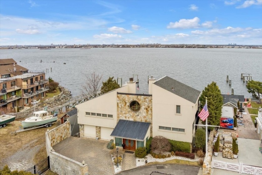 Welcome to this beautiful contemporary home on the water - Beach Home for sale in Beechhurst, New York on Beachhouse.com