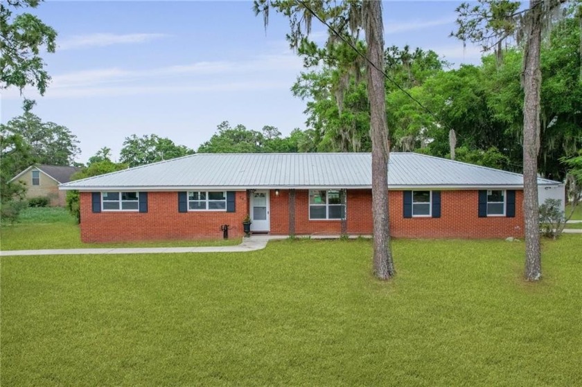 Fully Renovated All-Brick Ranch in the Heart of Darien! This 5 - Beach Home for sale in Darien, Georgia on Beachhouse.com