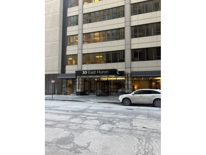 Spacious 1 Bedroom, 1 bath in the Heart of River North with - Beach Condo for sale in Chicago, Illinois on Beachhouse.com