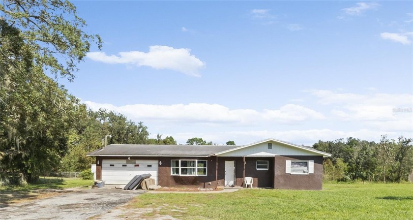 Amazing investment opportunity!  This 2 bedroom 1 bath home is - Beach Home for sale in Homosassa, Florida on Beachhouse.com