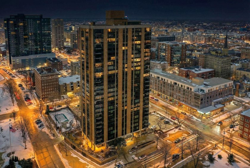 Lake Michigan facing condo. Updated and stunning 15th floor unit - Beach Condo for sale in Milwaukee, Wisconsin on Beachhouse.com