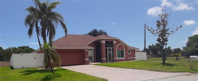 A must see! This 4 brm 3b features a split floor plan with a - Beach Home for sale in Vero Beach, Florida on Beachhouse.com