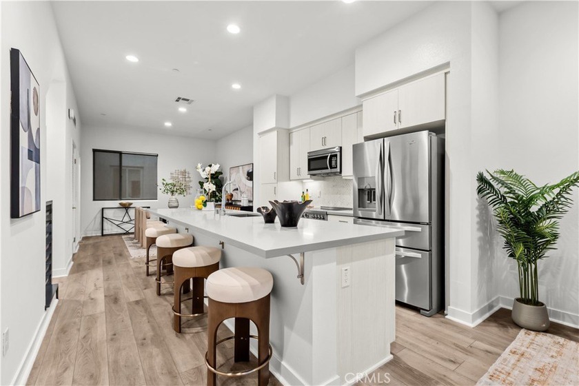 Welcome to 255 Elm Avenue, an inviting 2-bedroom, 3.5-bath home - Beach Townhome/Townhouse for sale in Long Beach, California on Beachhouse.com