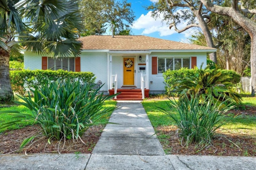 NO FLOODING AT THIS HOME! HIGH AND DRY IN A NON-FLOOD ZONE BUT - Beach Home for sale in St. Petersburg, Florida on Beachhouse.com