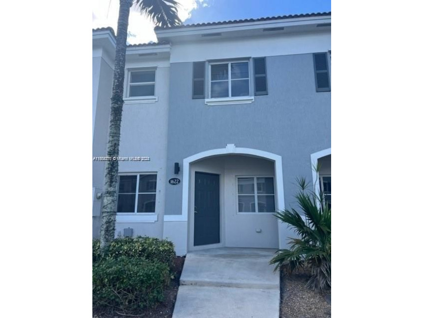 Welcome to your new home! This beautiful 2-bedroom, 2.5-bathroom - Beach Townhome/Townhouse for sale in Homestead, Florida on Beachhouse.com