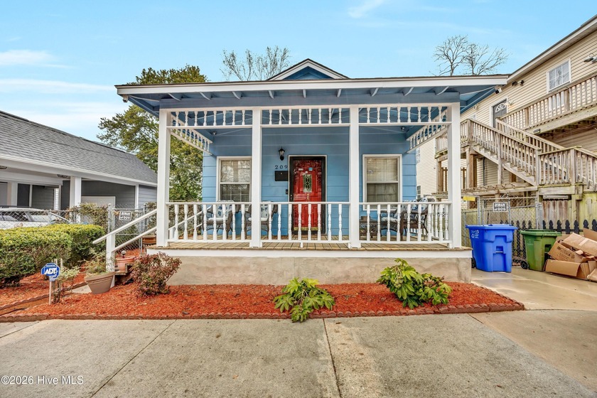 Welcome home to this cozy cottage situated on a well landscaped - Beach Home for sale in Wilmington, North Carolina on Beachhouse.com