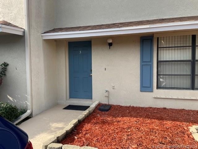 Nestled in a serene neighborhood, this classic townhouse offers - Beach Townhome/Townhouse for sale in Stuart, Florida on Beachhouse.com