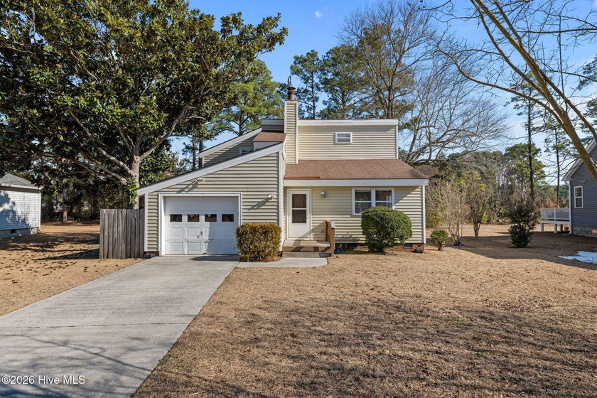 What a deal! Welcome to this 3-bedroom, 2-bath contemporary - Beach Home for sale in New Bern, North Carolina on Beachhouse.com