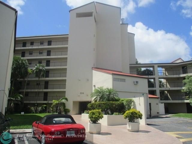 Spacious 1 bedroom, 1.5 baths condo with a canal view. Unit has - Beach Condo for sale in Pompano Beach, Florida on Beachhouse.com