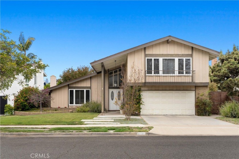 Welcome to your charming and spacious future home located at - Beach Home for sale in Costa Mesa, California on Beachhouse.com
