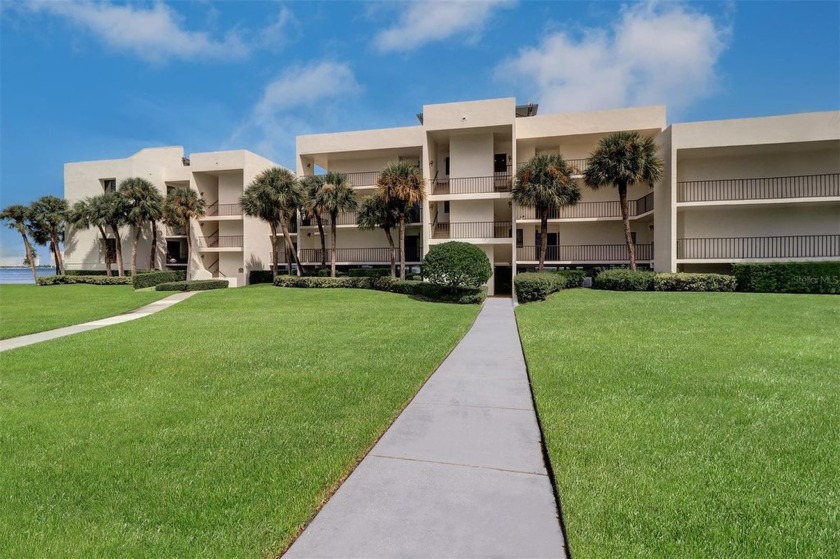 Spectacular waterfront condominium with views of Clearwater - Beach Condo for sale in Belleair Beach, Florida on Beachhouse.com