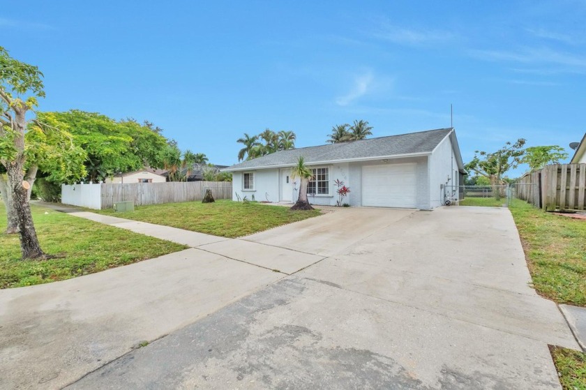 Gorgeous 3-bedroom, plus den, 2-bathroom home located in a - Beach Home for sale in Lake Worth, Florida on Beachhouse.com