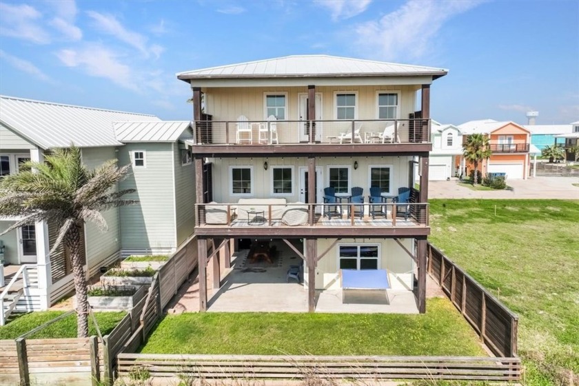 It's all about the views! This three-story 3 bdrm 3 bath - Beach Home for sale in Port Aransas, Texas on Beachhouse.com