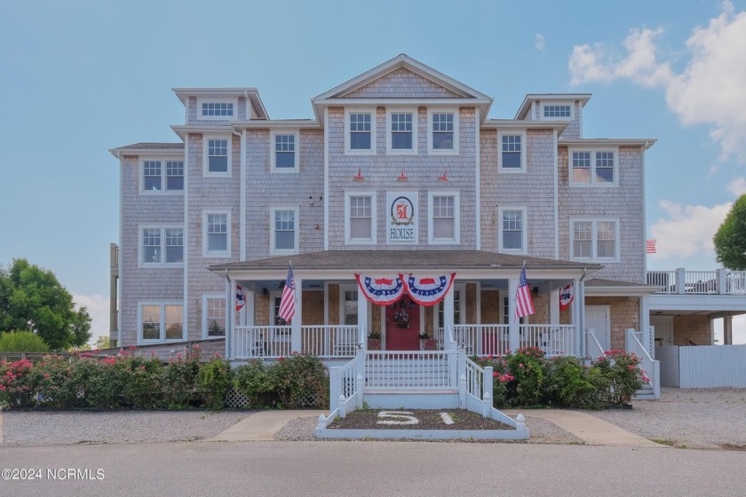 This extraordinary property boasts a commanding presence - Beach Home for sale in Edenton, North Carolina on Beachhouse.com