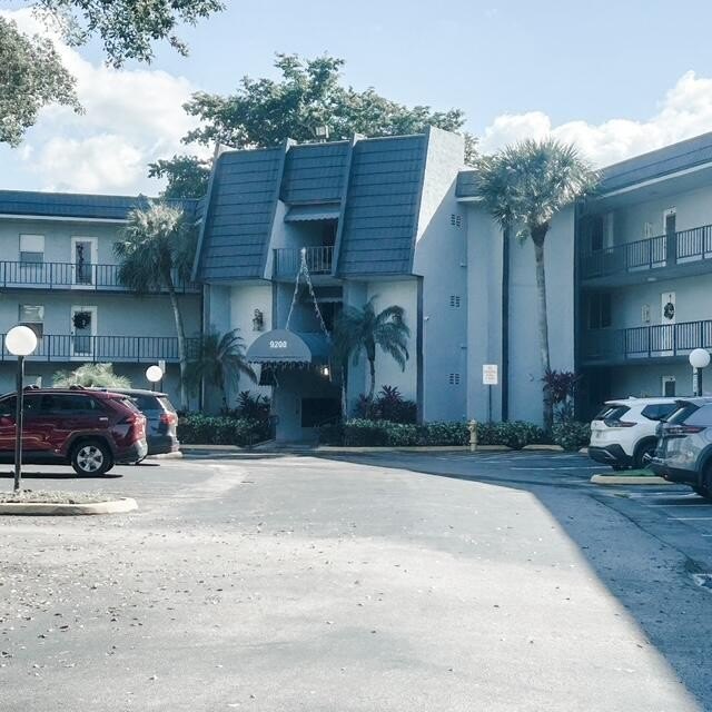 Cozy 1 Bedroom/1 bathroom apartment featuring spacious layout - Beach Condo for sale in Tamarac, Florida on Beachhouse.com