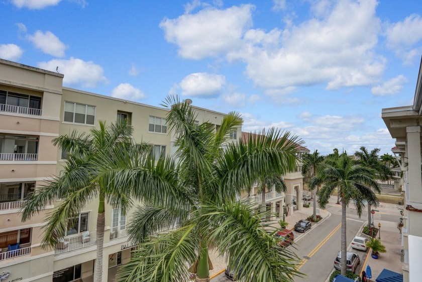 Corner Condo- Perfectly located, you can walk to work, dine at - Beach Condo for sale in Jupiter, Florida on Beachhouse.com