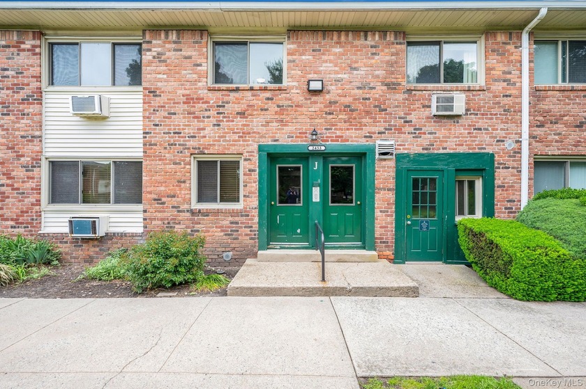 Huge Price Improvement! This Forest Green Community Updated - Beach Home for sale in Islip, New York on Beachhouse.com