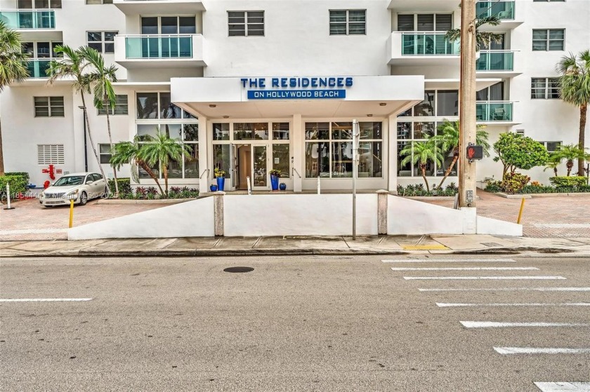 THIS EXCEPTIONAL 1 BEDROOM/1.5 BATH APARTMENT IS SITUATED IN THE - Beach Condo for sale in Hollywood, Florida on Beachhouse.com