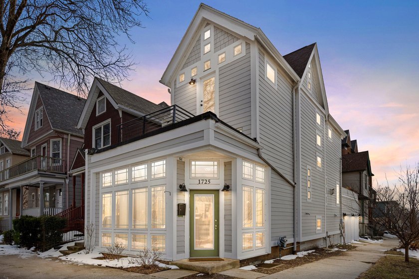 Stunning 5 Bed 3 Full Bath Historic Home w/ heated 2 car - Beach Home for sale in Milwaukee, Wisconsin on Beachhouse.com