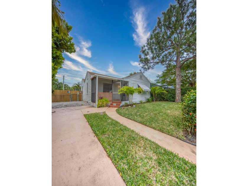 This cottage has curb appeal and is ready to be made your own - Beach Home for sale in Lake Worth Beach, Florida on Beachhouse.com